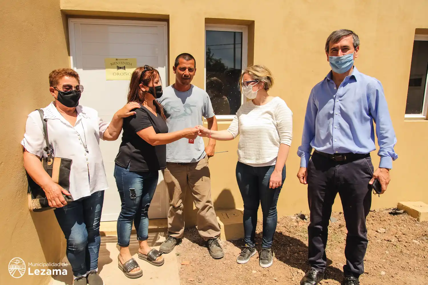 Entregaron las dos primeras casas del barrio 26 viviendas en Lezama