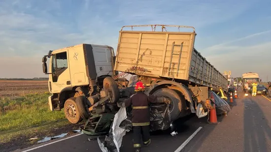 Trágico accidente en la Ruta 226: un hombre murió tras chocar su tractor con un camión