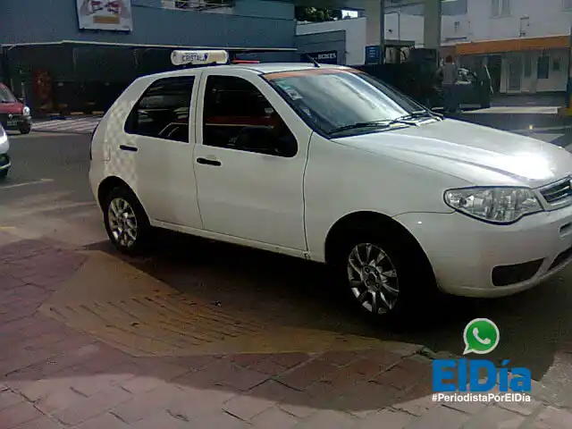 #PeriodistaPorElDía: Remís obstruye rampa para discapacitados  