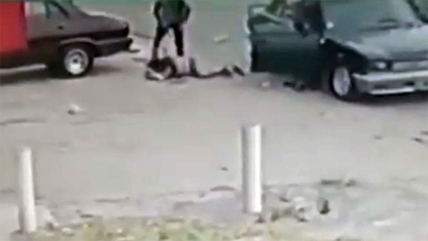 Brutal femicidio: baleó a su ex pareja y la remató de un tiro en el piso