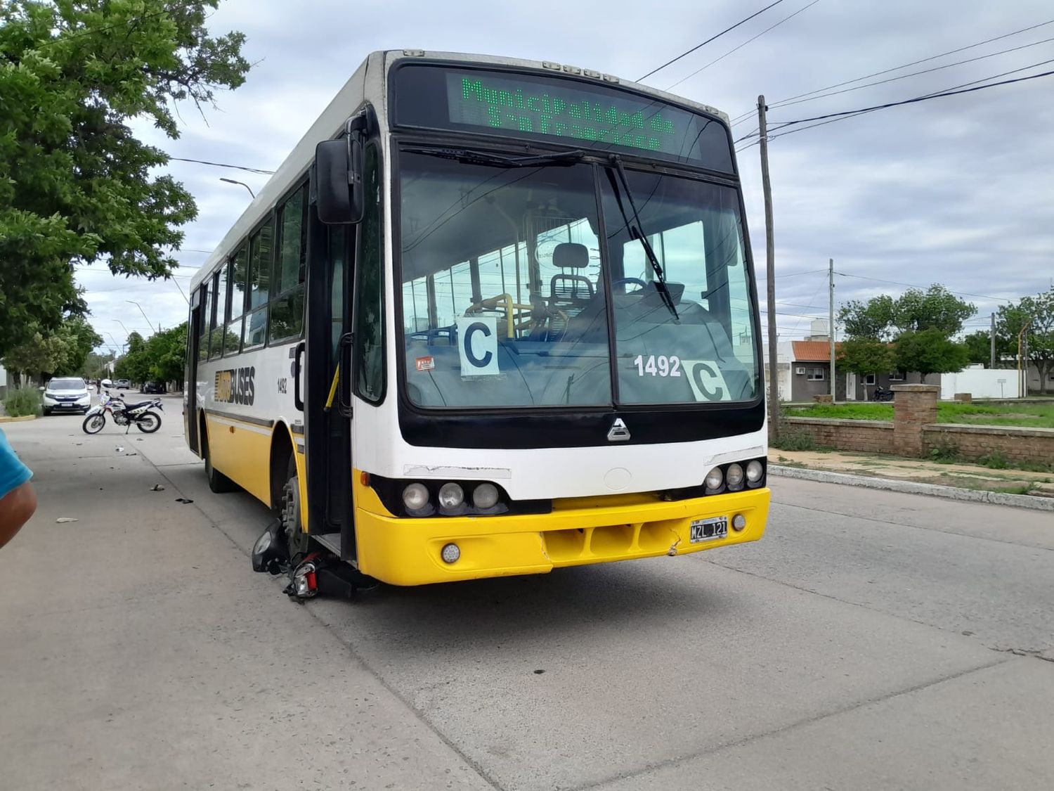 Tras el impacto, la moto quedó atrapada debajo de una de las ruedas del colectivo