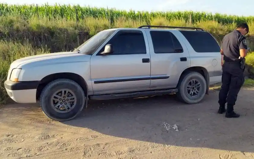 Acusaron a padre e hijo de robar una camioneta en Azul