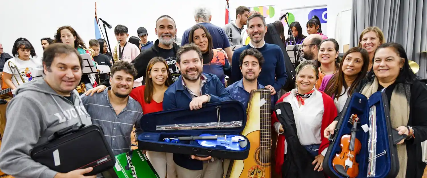 La provincia entregó instrumentos  para agrupaciones musicales