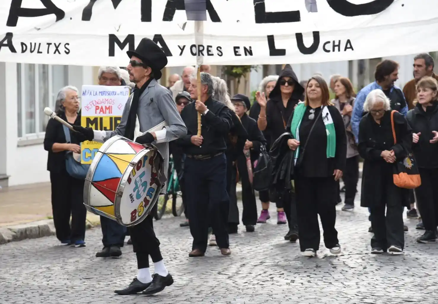 Cortejo fúnebre por las calles del centro. Los jubilados hicieron un "duelo" por la situación de PAMI.