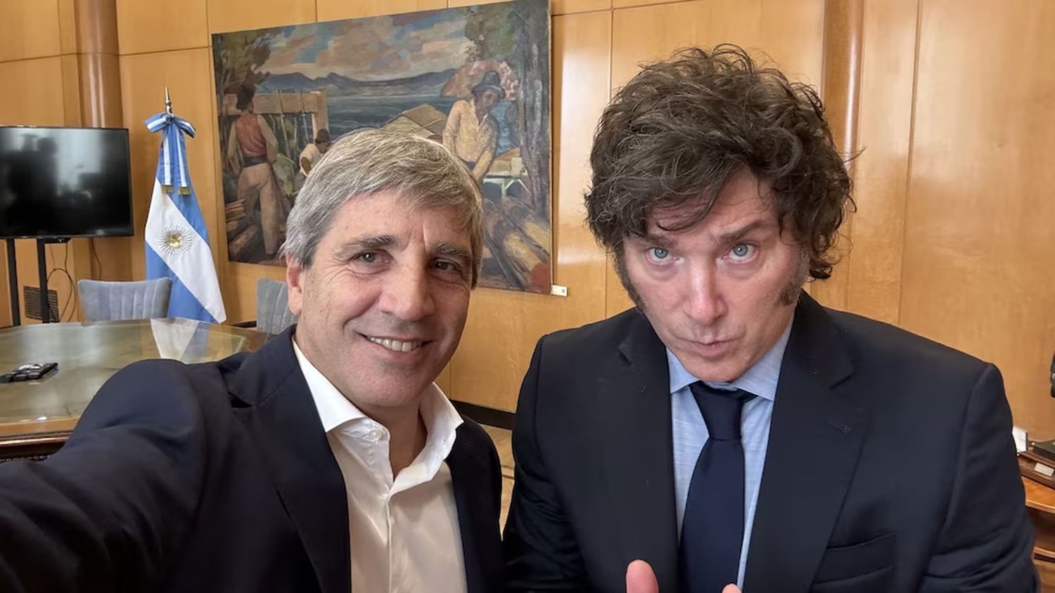 Javier Milei y Luis Caputo durante un encuentro en el Ministerio de Economía