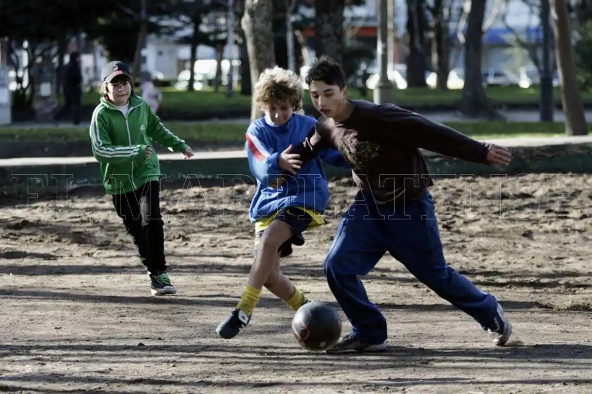 Fútbol en las plazas: se juega menos, pero la pelota sigue rodando