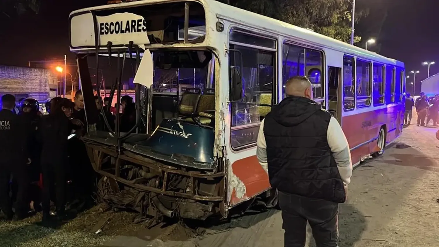 Liberaron al hombre que robó un micro escolar y chocó al menos 20 autos durante una persecución policial