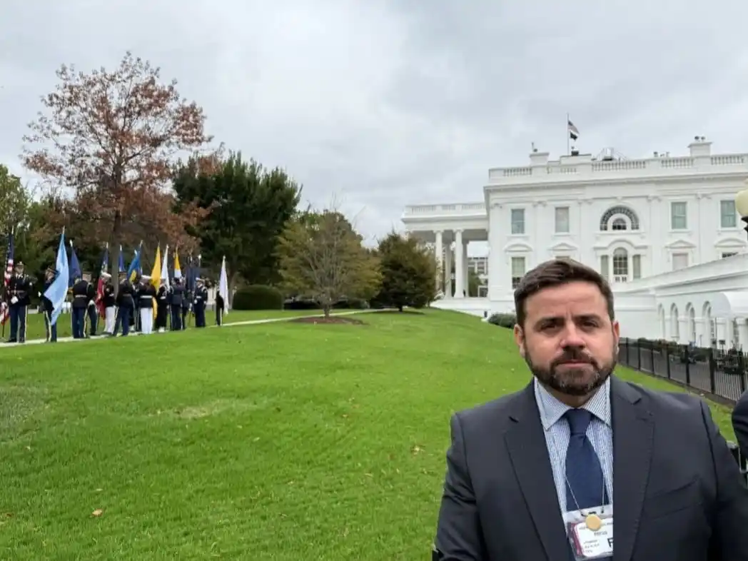 Joaquín Pinasco antes de ingresar a la reunión de los Presidentes Milei y Trump