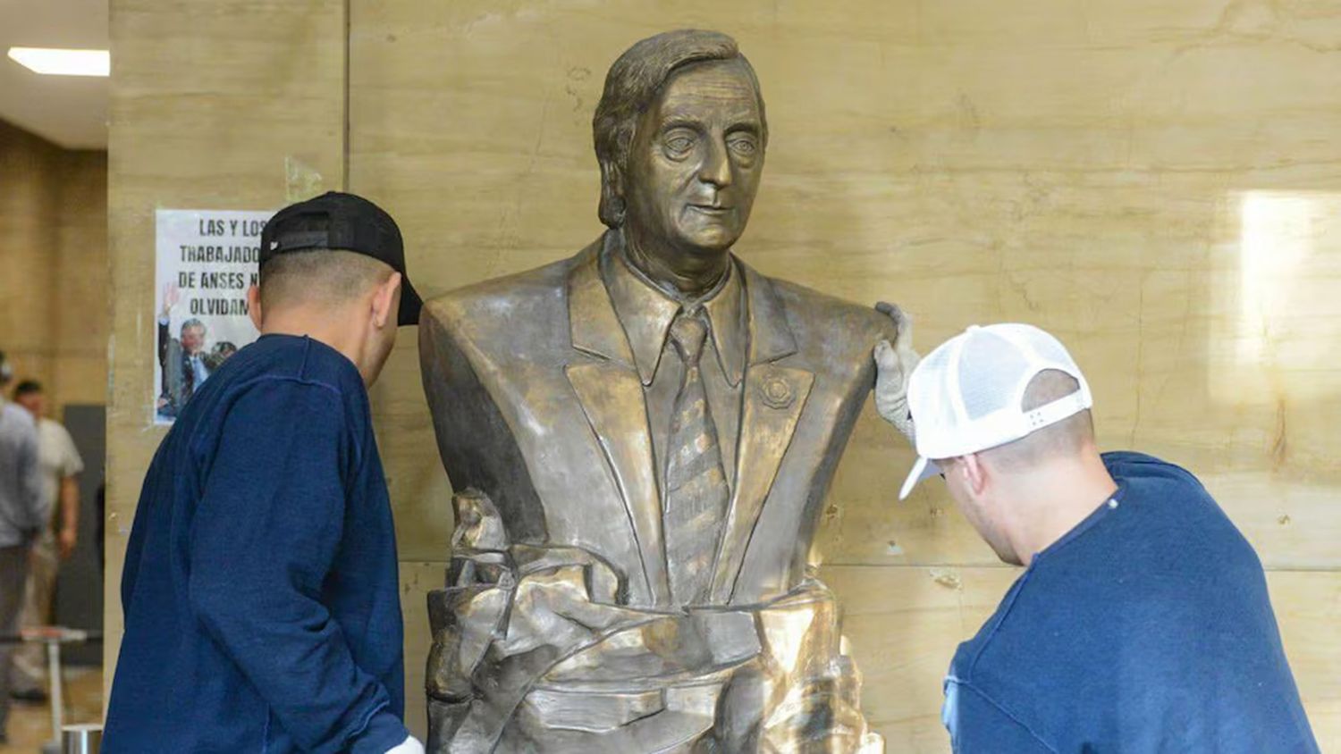 El Gobierno retiró un busto de Néstor Kirchner de las oficinas del ANSES del centro porteño