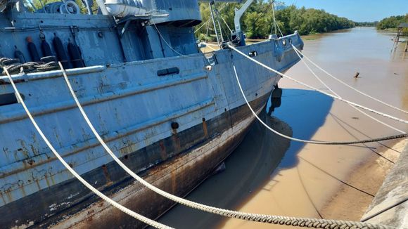 Buque museo escorado: estudian reubicarlo en el mismo muelle