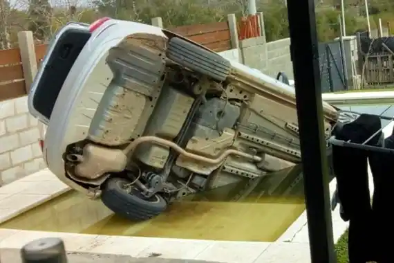 Se le fue y terminó en la pileta