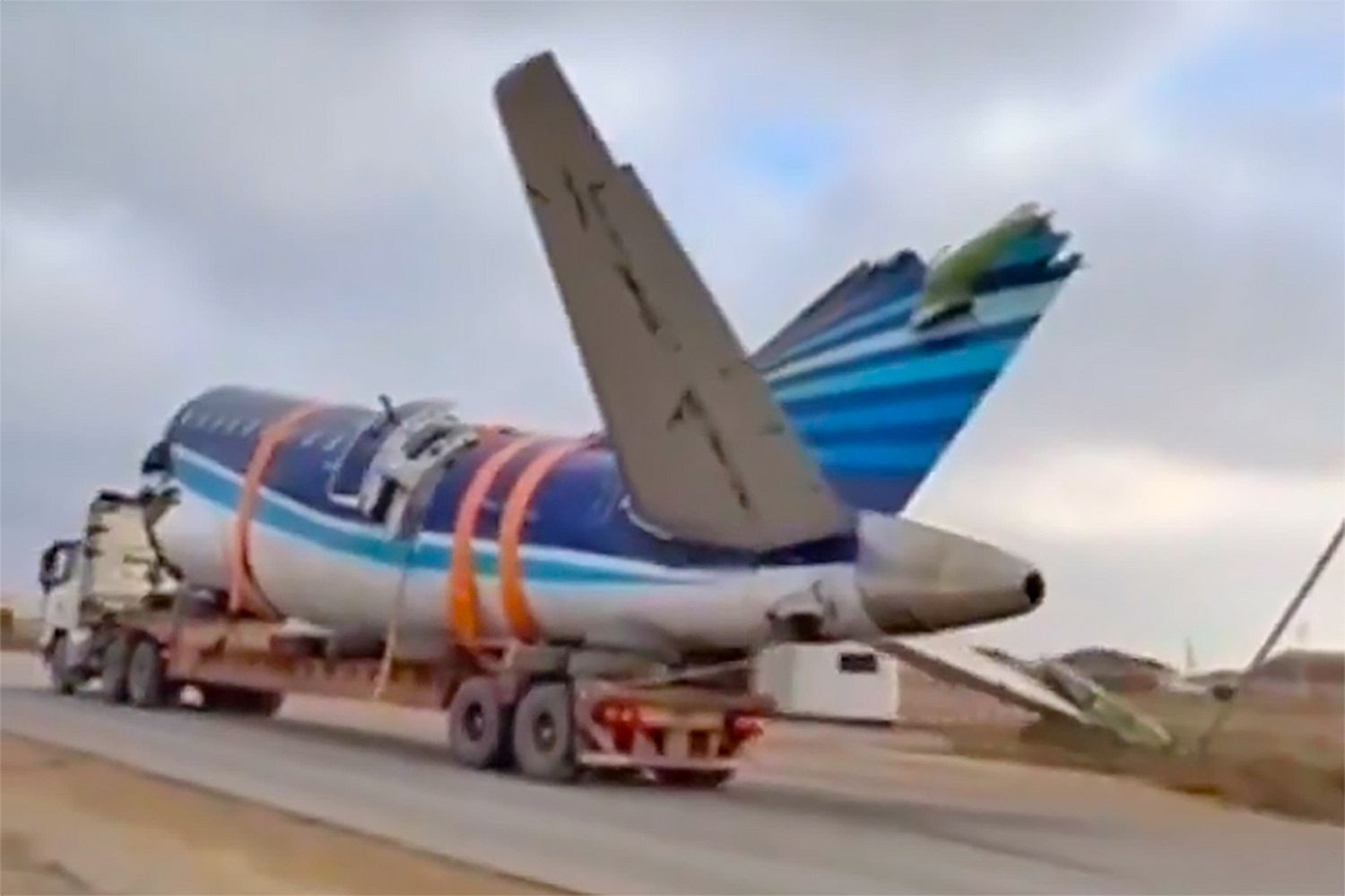 Retiran el avión Embraer azerbaiyano derribado por Rusia en Kazajstán