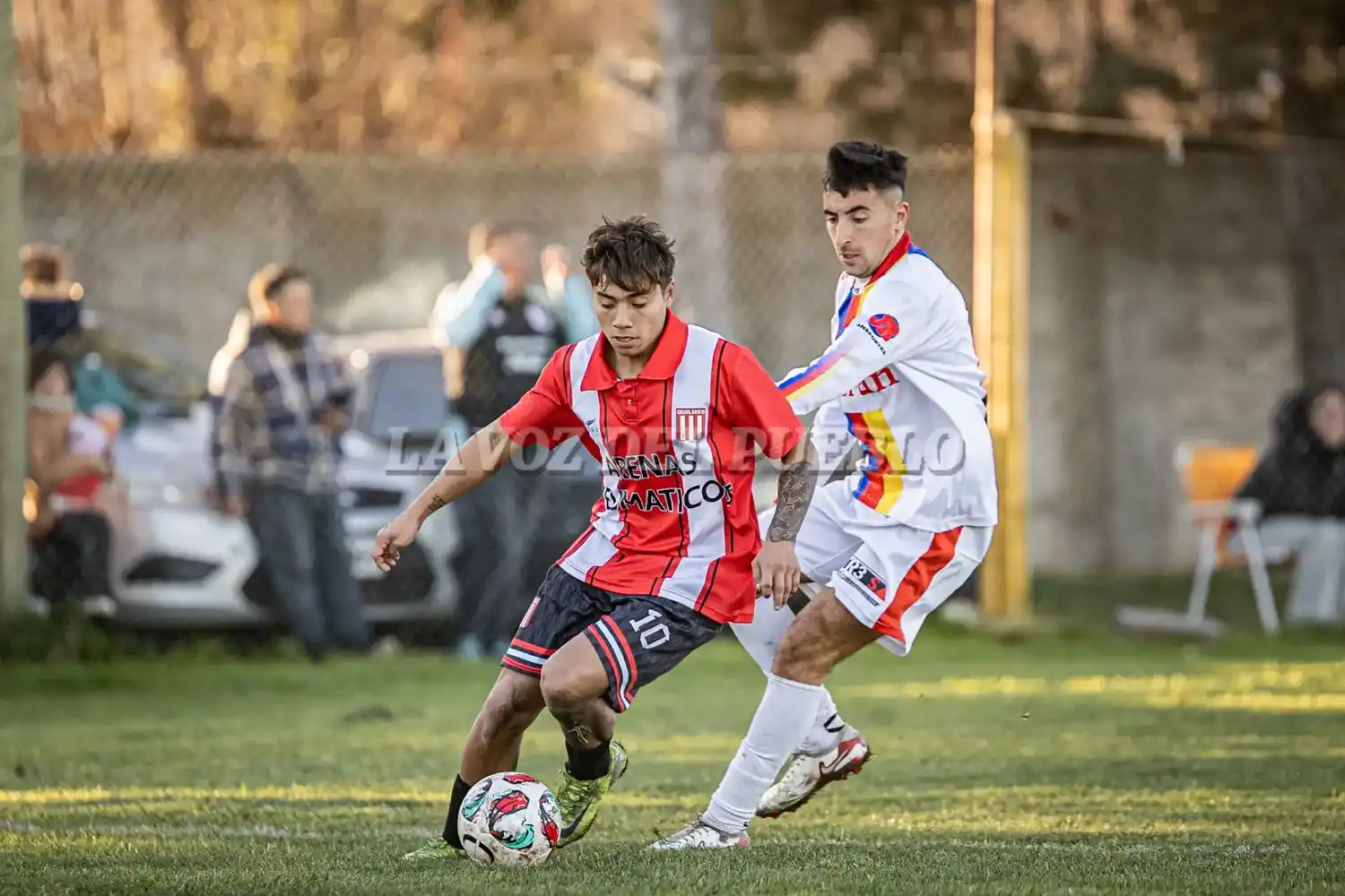Espinosa conduce la pelota ante la presión de Marchetti