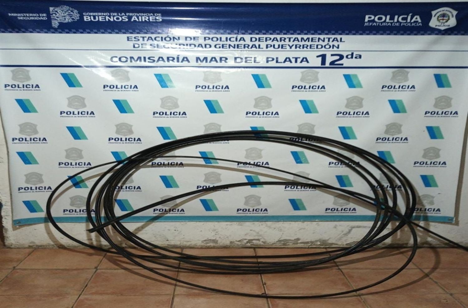 Robaba cables y los vecinos lo sorprendieron