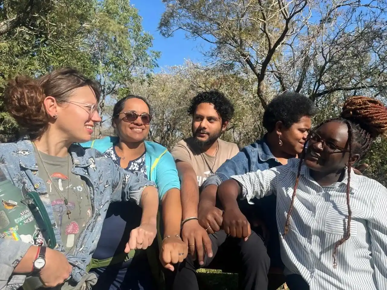 Gimena Pizzarello, a la izquierda, junto a investigadores de diferentes países con los que compartió la formación en Sudáfrica.