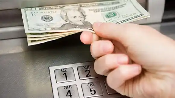 Empresa SUSPENDE instalación de cajeros automáticos para dispensar dólares