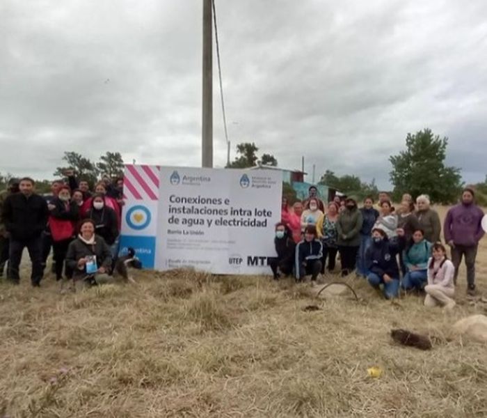Conexiones domiciliarias de agua y electricidad para el barrio La Unión