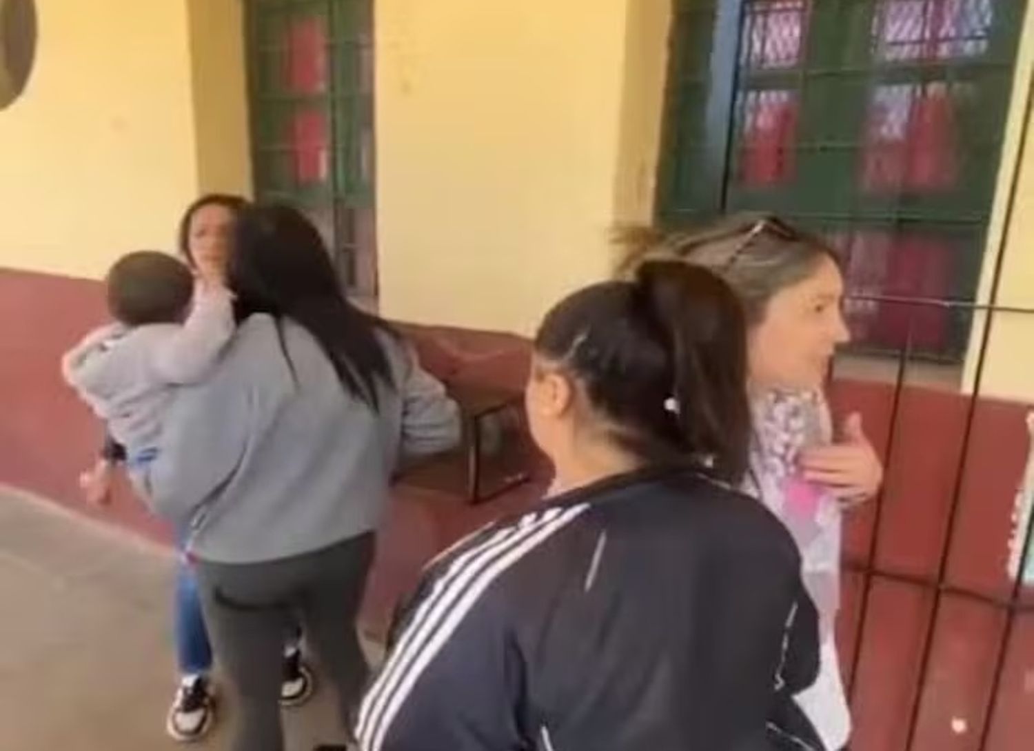 Video: la feroz golpiza que le dio un grupo de madres a una maestra a la salida de la escuela en Marcos Paz