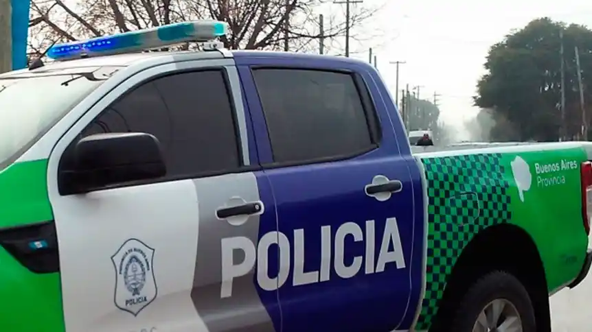 Se tiró de un auto en movimiento al ser agredida por su ex pareja