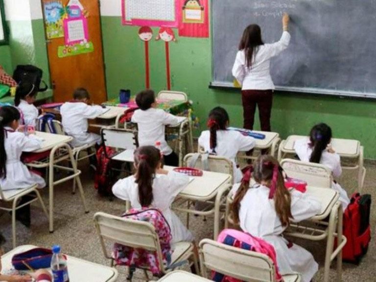 Salario docente: el Gobierno fijó el sueldo mínimo en $500.000 sin el aval de los gremios