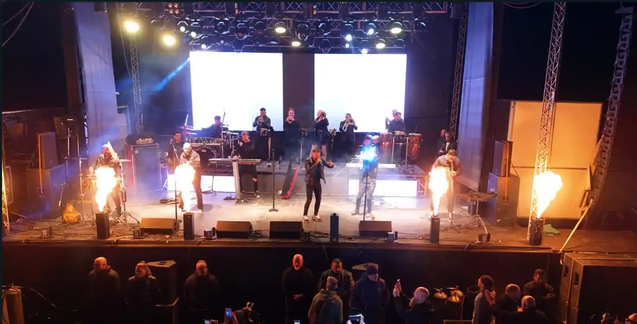 A bailar. La banda cordobesa se presentó ante gran cantidad de público