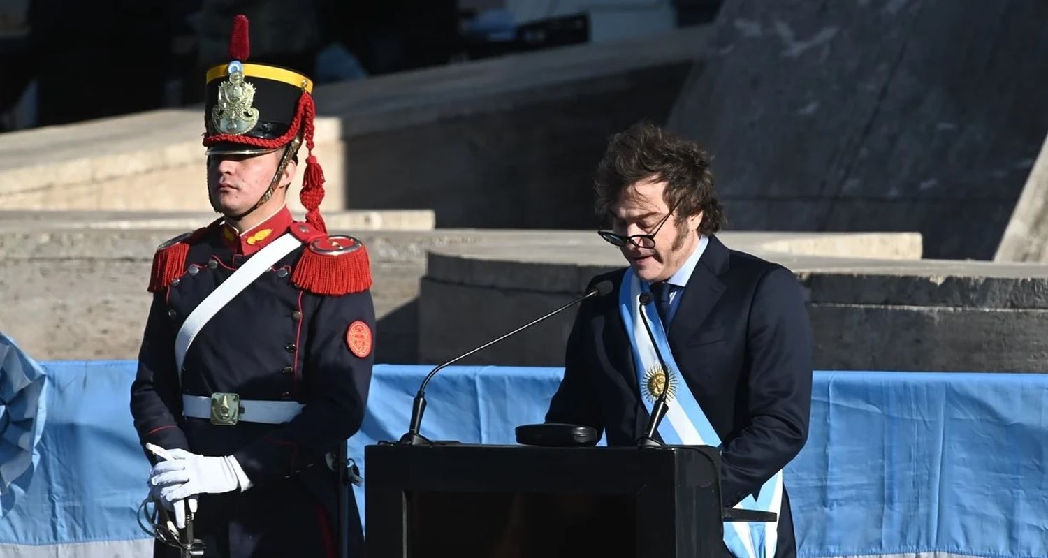 Con la banda y el bastón con la cabeza de plata y los cuatro perros tallados, el presidente Milei dijo que Viva la patria, pero antes Viva la Libertad Carajo. Foto: Mauricio Garín