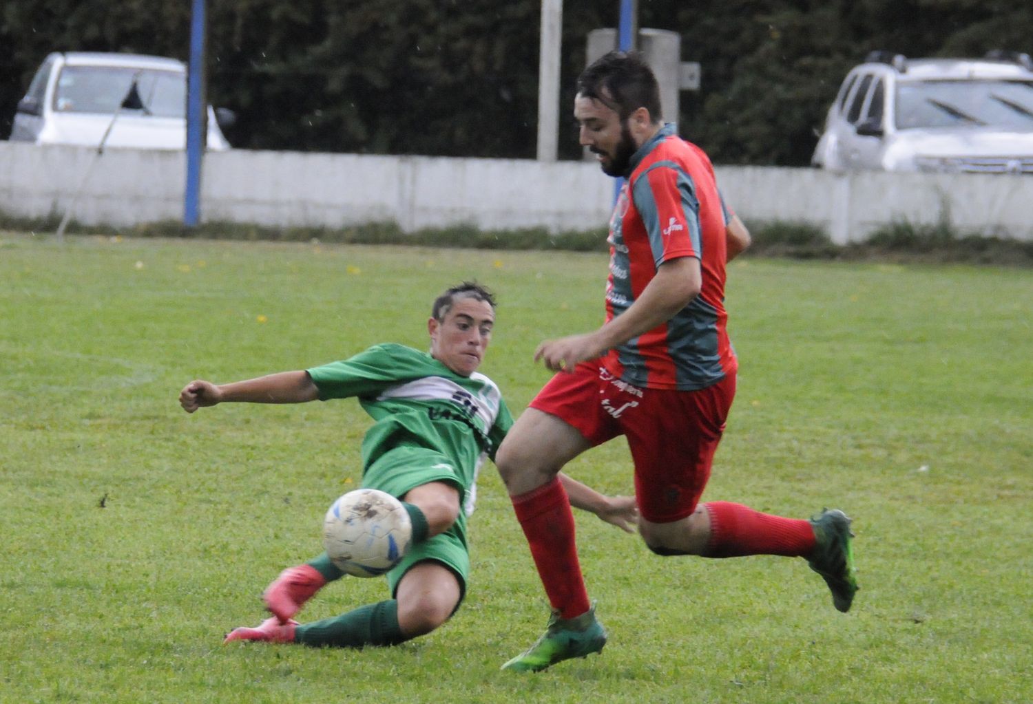 Narciandi, avanzando ante la marca de Bernardo Altamiranda, en un partido entre Velense y San José.