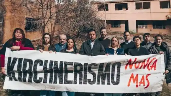 En Mar del Plata, candidatos a concejales de LLA lanzaron un spot en una escuela abandonada para exponer a Kicillof