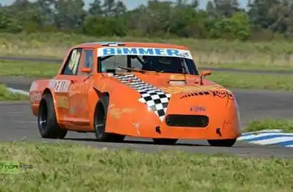 Por la causa de más de 30 estafados en la ciudad, ahora secuestraron un auto de carrera 