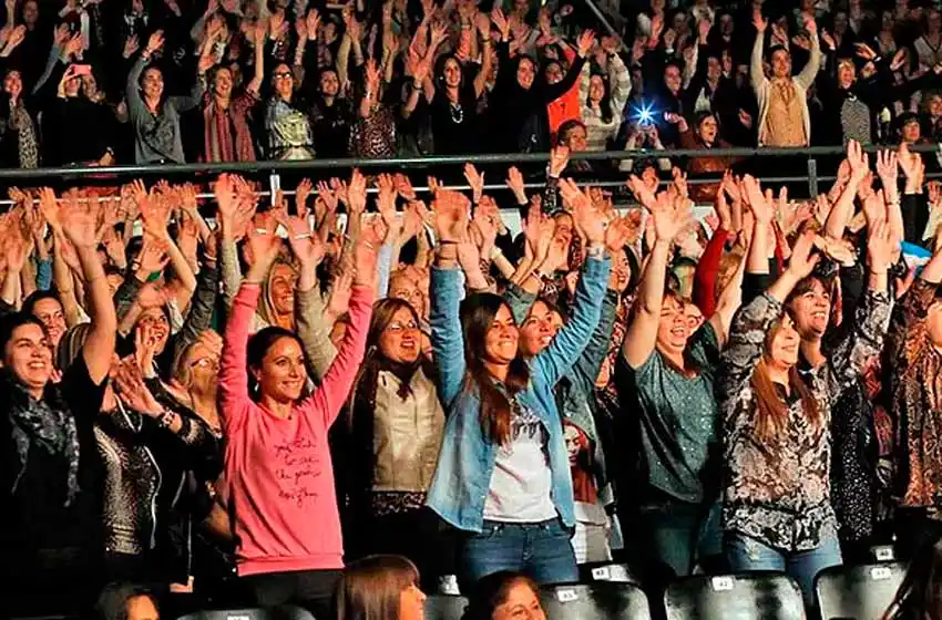 El Salón Metropolitano recibe a «7 Reinas» para motivar a las rosarinas