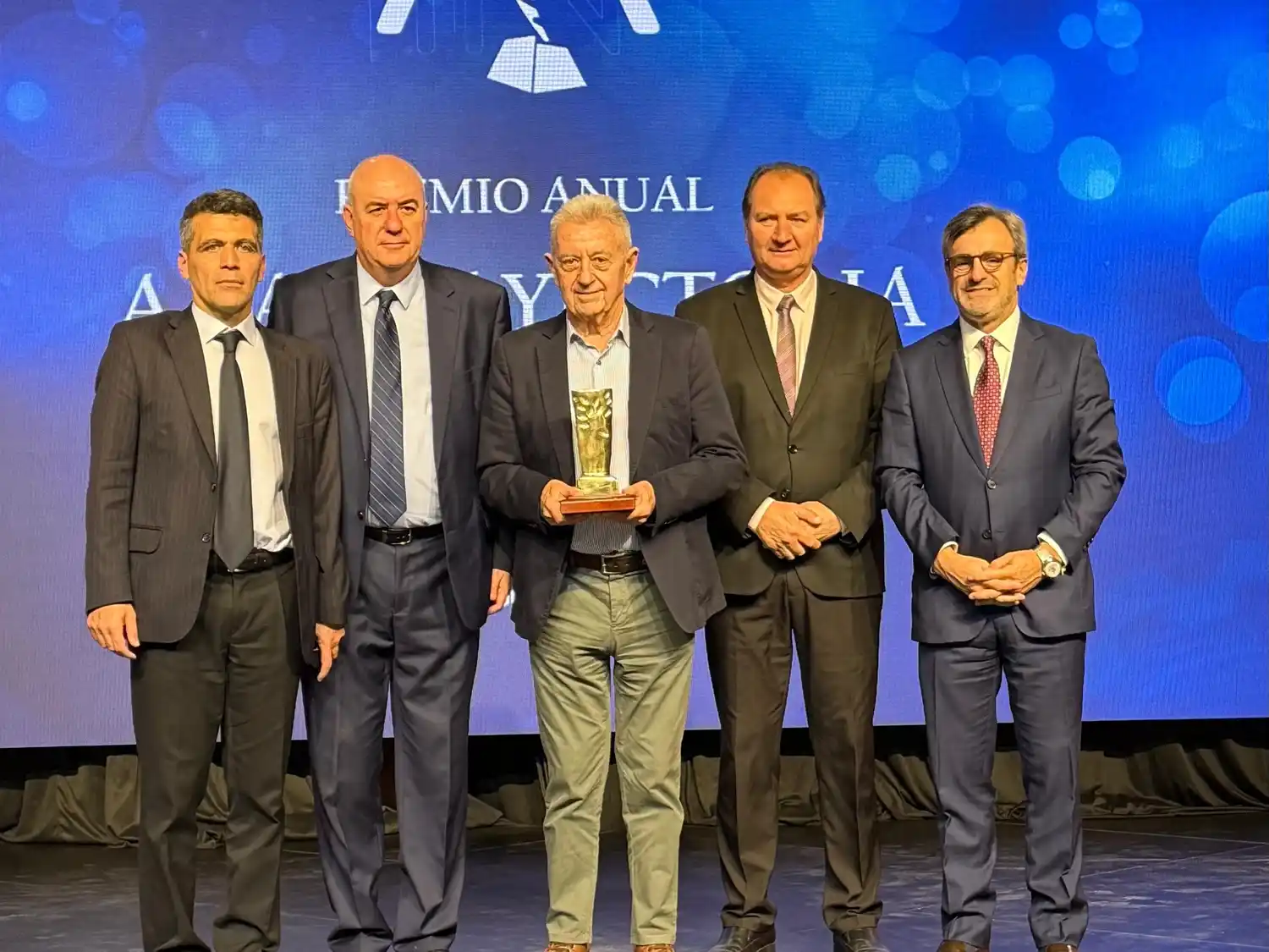 Alberto Gaviglio recibiendo el reconocimiento.