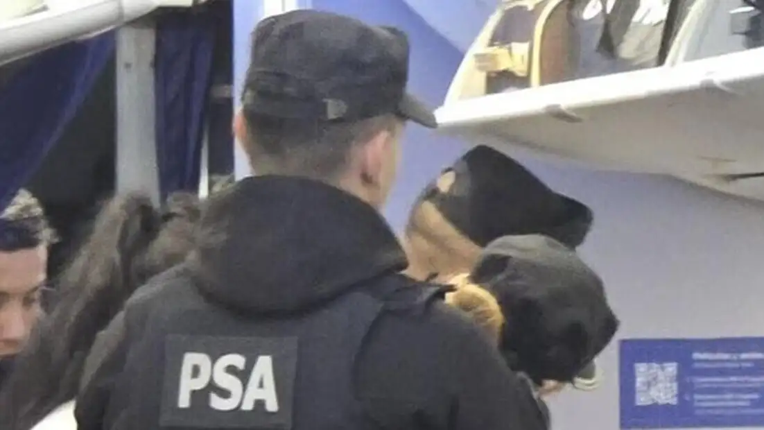 Una periodista testigo relató lo sucedido con los aprehendidos en un vuelo semidesnudos - 1