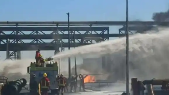 ¡ARDIÓ CARDÓN! Controlan incendio en refinería de Paraguaná (+ Fotos)