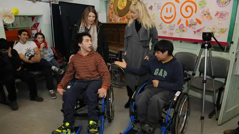 Karina Rabolini donó sillas de ruedas en Tierra del Fuego