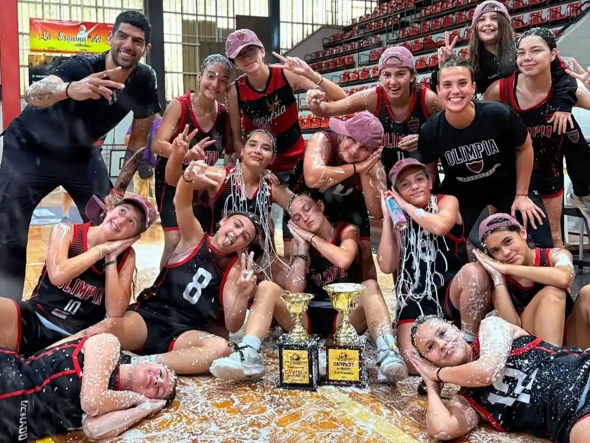 La foto final de las bicampeonas con sus copas Apertura y Clausura. Foto: Nasif Raies.