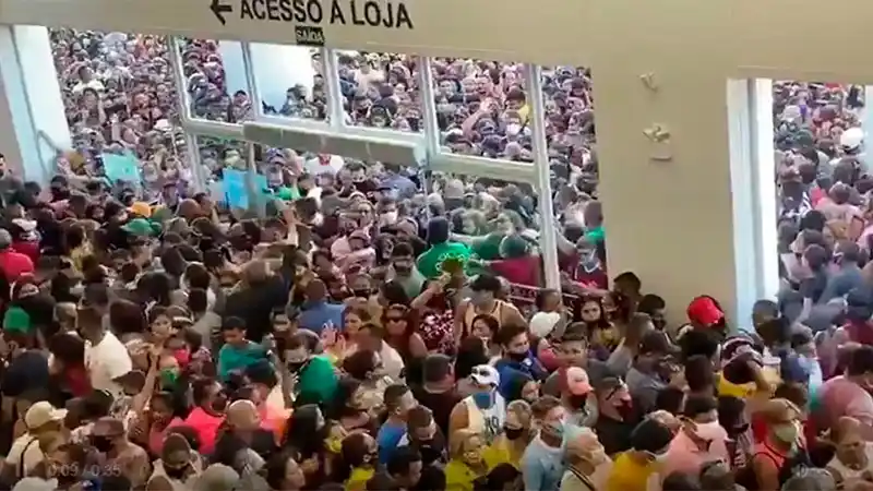 Indignación y escándalo en Brasil por multitudinaria inauguración de un shopping