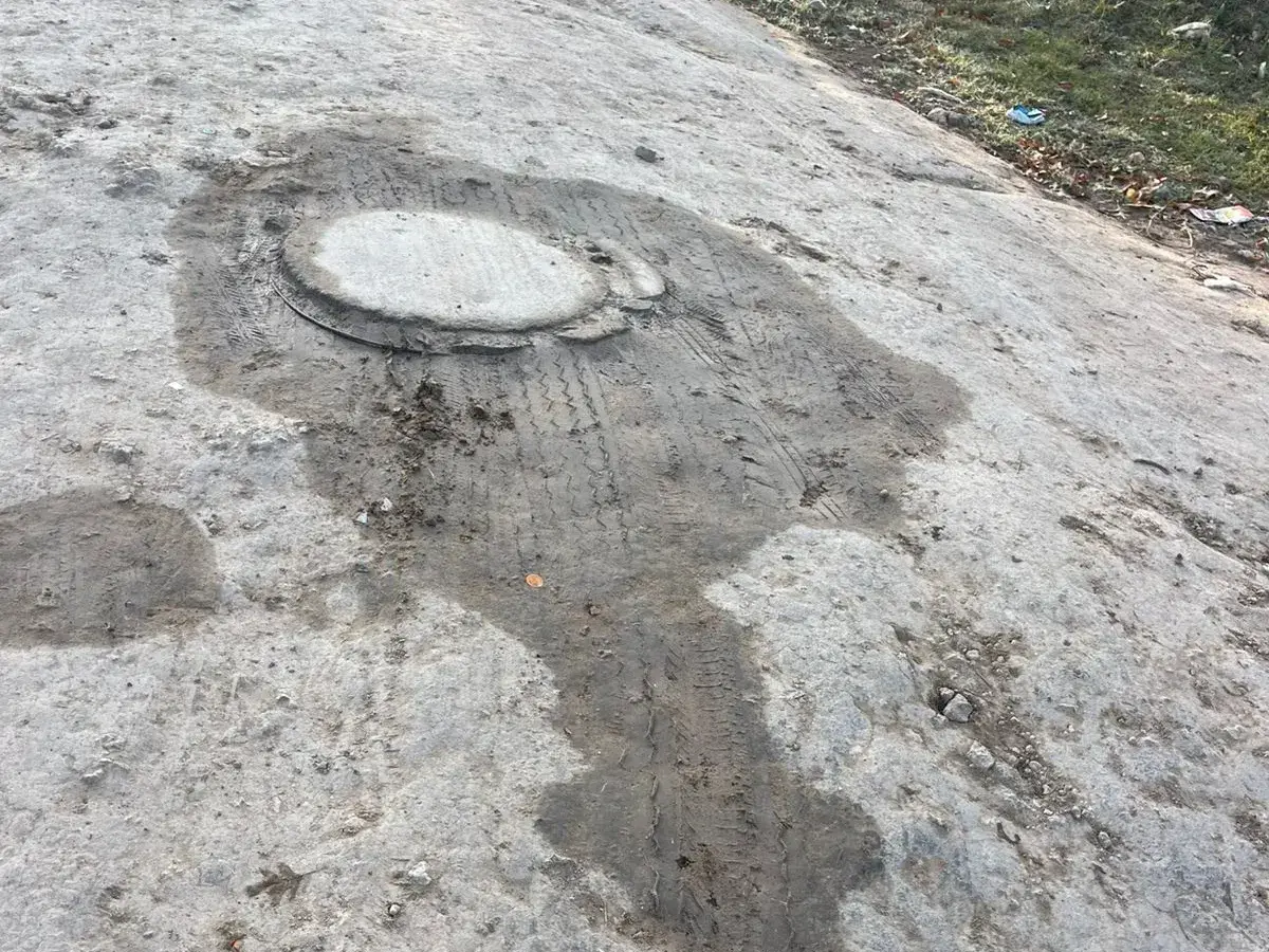 Cloacas tapadas hace una semana en las 84 viviendas