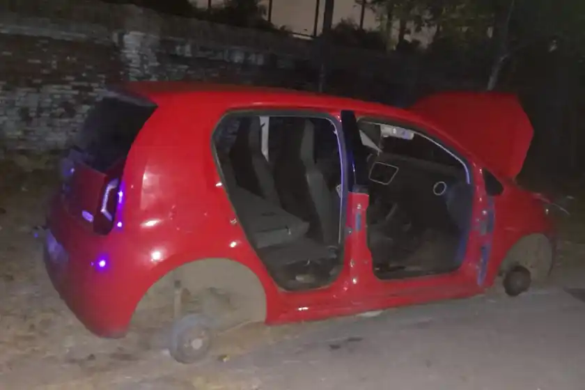Un grupo de delincuentes desmanteló un auto en zona oeste
