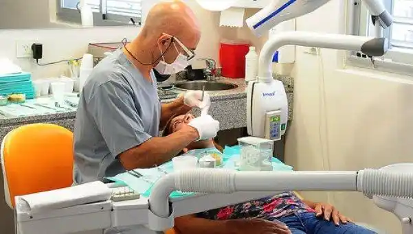 Buscan que obras sociales cubran los implantes dentales