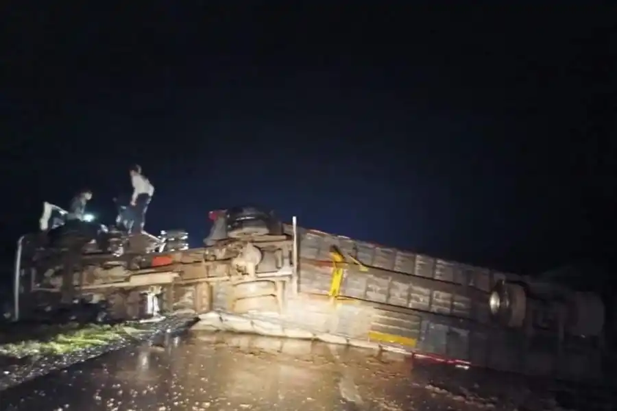 Un vuelco provocó un corte total de ruta 10, al Sur de Santa Clara de Buena Vista