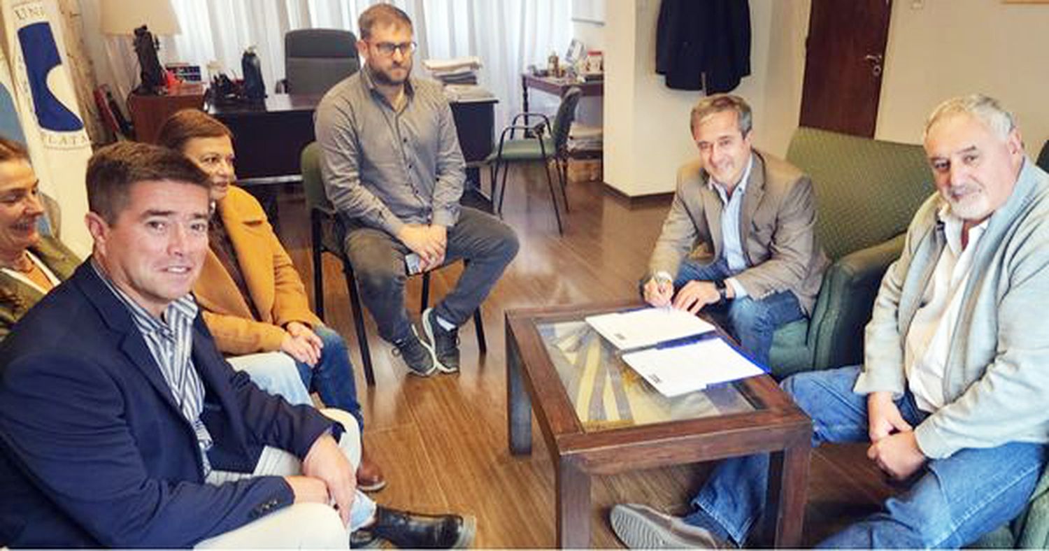 Convenio. Se renovó entre Lobería y la Universidad