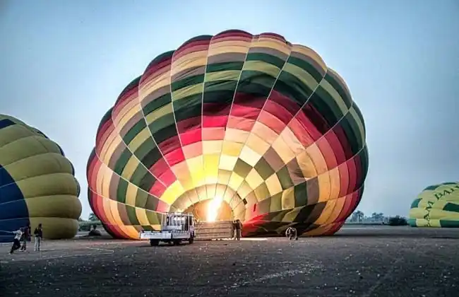 Cayó un globo aerostático y murieron 18 personas
