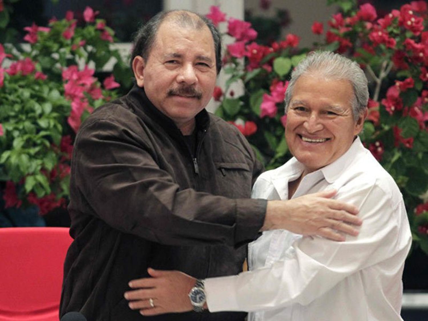 Mientras El Salvador ordena su captura: Nicaragua otorga nacionalidad a Sánchez Cerén