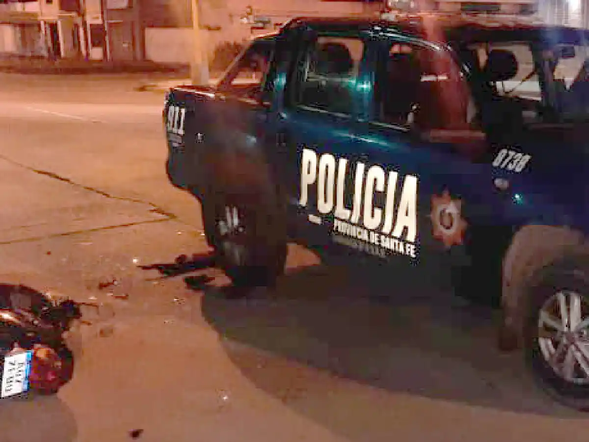 Un motociclista sufrió una fractura tras chocar con un movil policial