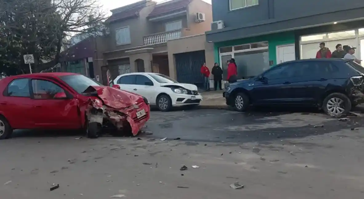 Un conductor se descompensó y chocó tres autos estacionados