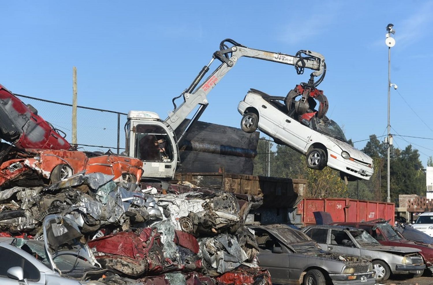 Al borde del colapso: compactan más de 4 mil vehículos para liberar la ocupación del corralón de zona oeste