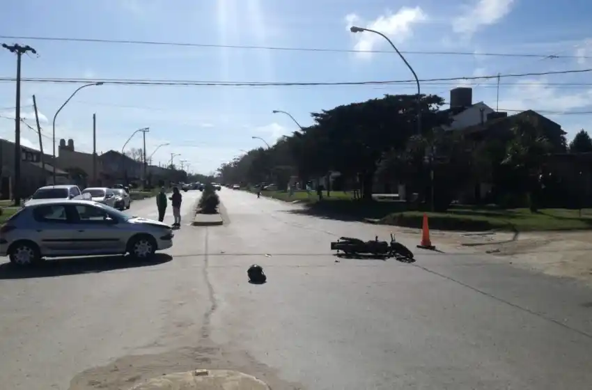 El choque de cada día: hospitalizan a dos personas que iban en una moto