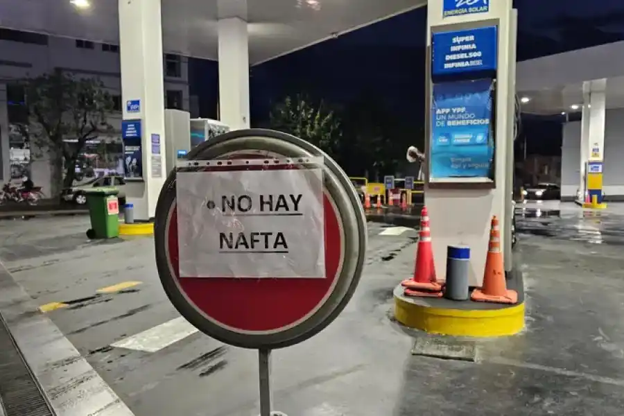El Gobierno acordó con petroleras importar 10 barcos con combustibles para hacer frente al faltante de naftas