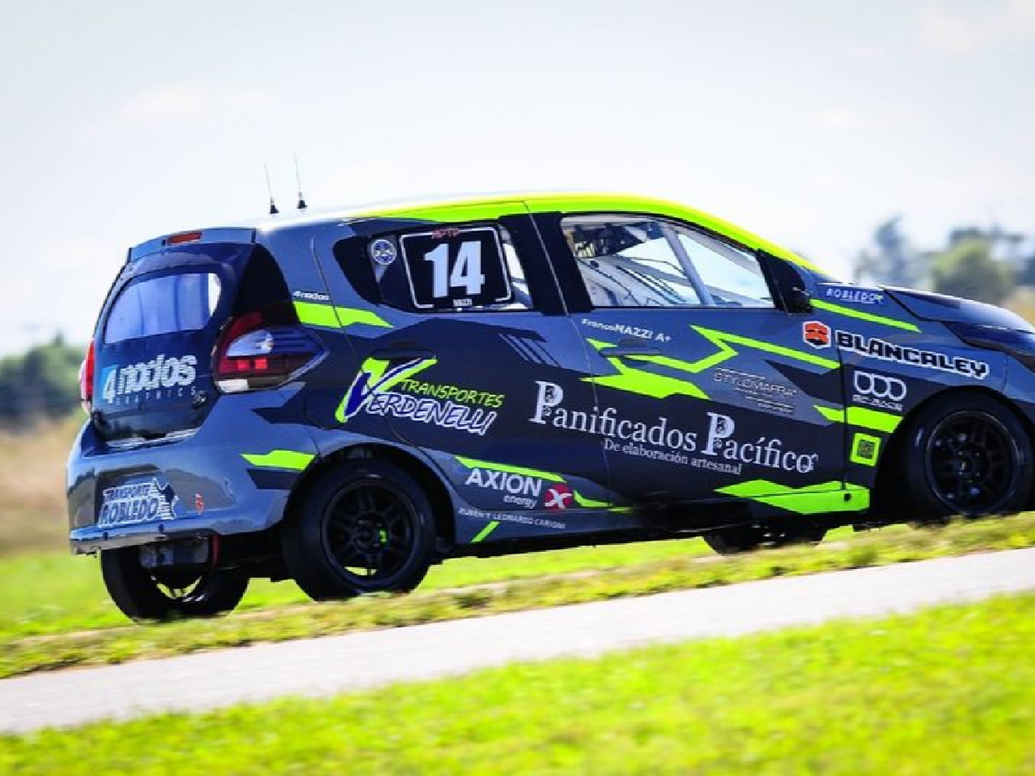 Nazzi y Urquiza arrancaron la temporada del Turismo Pista