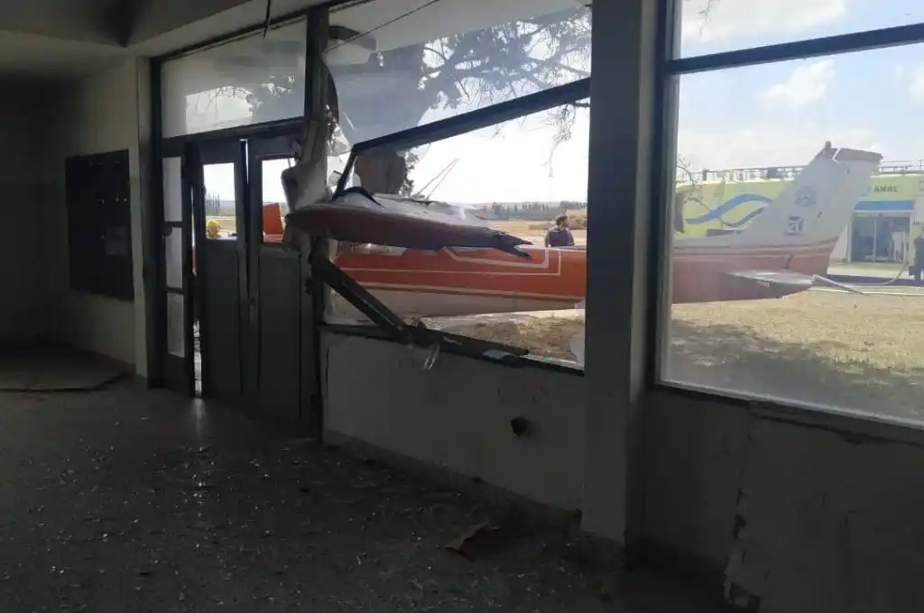 Se le trabó el acelerador y chocó la avioneta contra el edificio del aeropuerto de Neuquén
